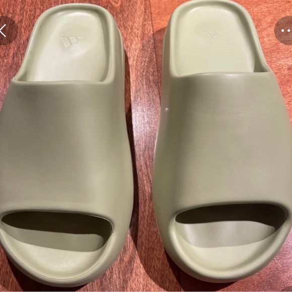 Men size 9 Yeezy Slides - Picture 6 of 13